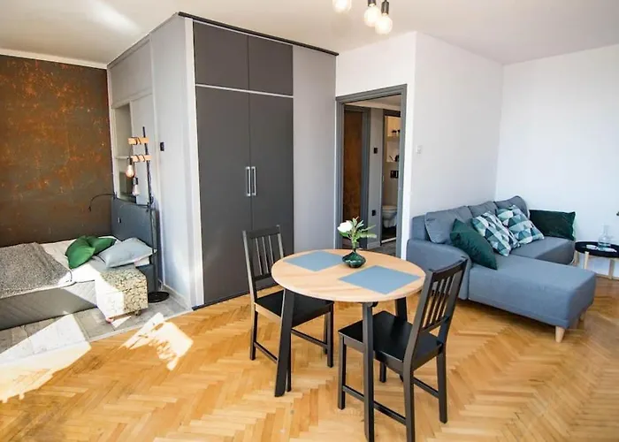 Bright 7Th Floor Central Home With Balcony & View