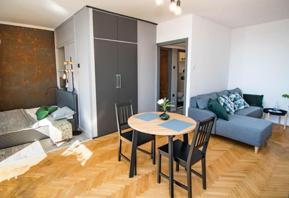 Bright 7th Floor With Balcony & View Апартаменти Варшава